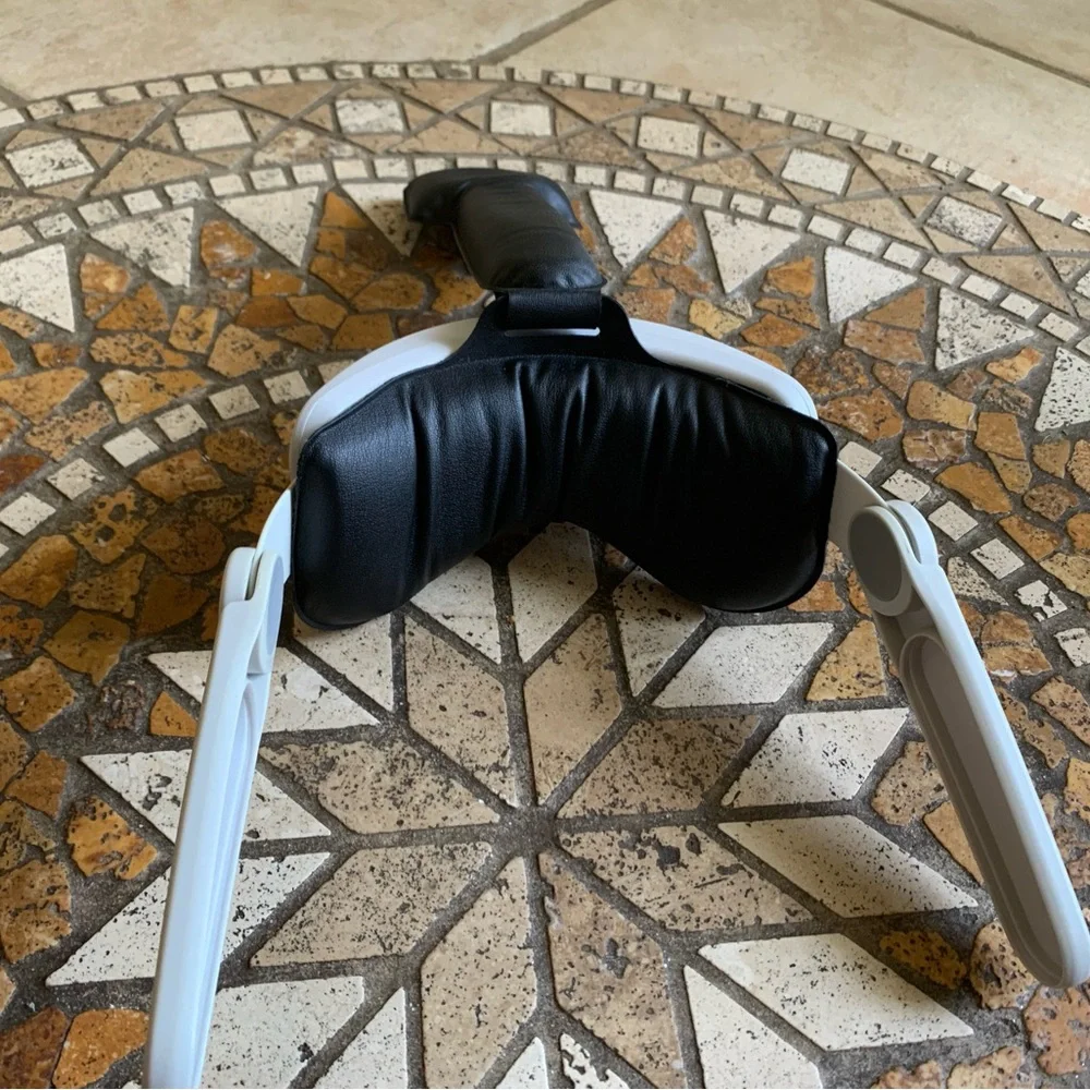 Oculus quest 2 all accessories in description.